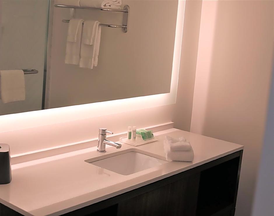 Holiday Inn & Suites St. Cloud By IHG