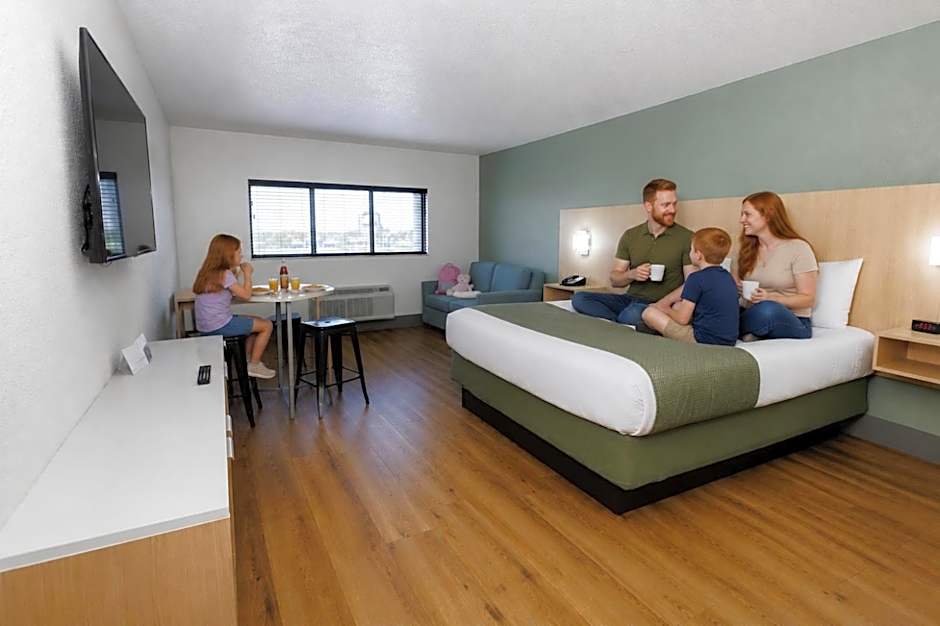 Photo 1 of 2 of 1 King Bed, Tower