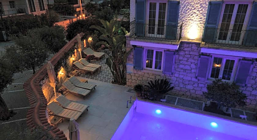 Tarcin Alacati Otel