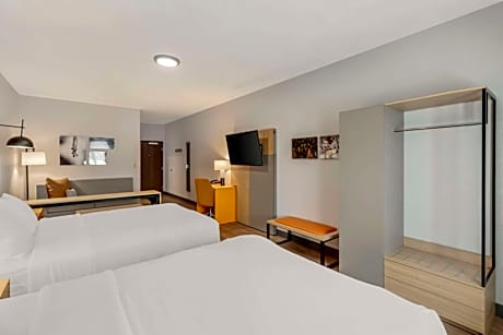 2 Queen Beds, Suite, Nonsmoking