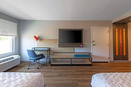 Queen Room with Two Queen Beds and Roll-In Shower - Mobility Access/Non-Smoking