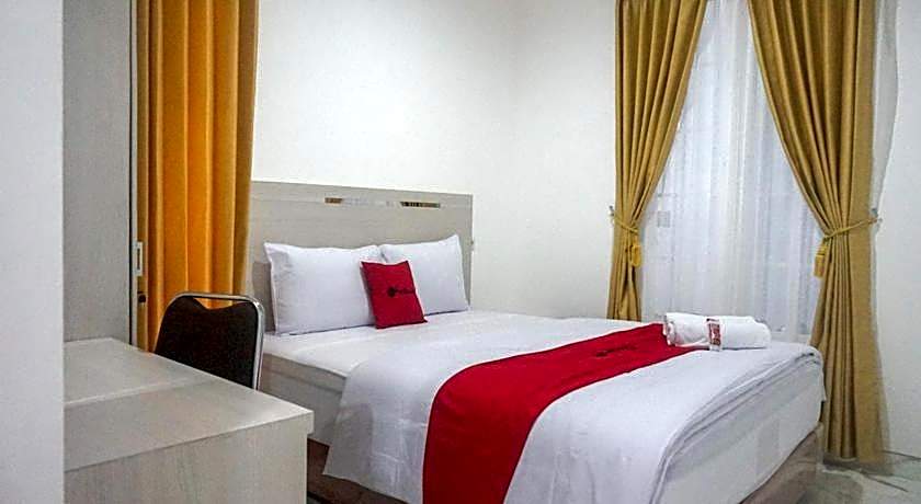 RedDoorz near Araya Family Club House