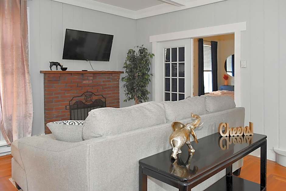 Walk To Parks, Dining & Lake! Game Room! Hot Tub!
