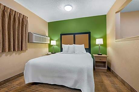 Deluxe Studio with 1 Queen Bed - Non-Smoking