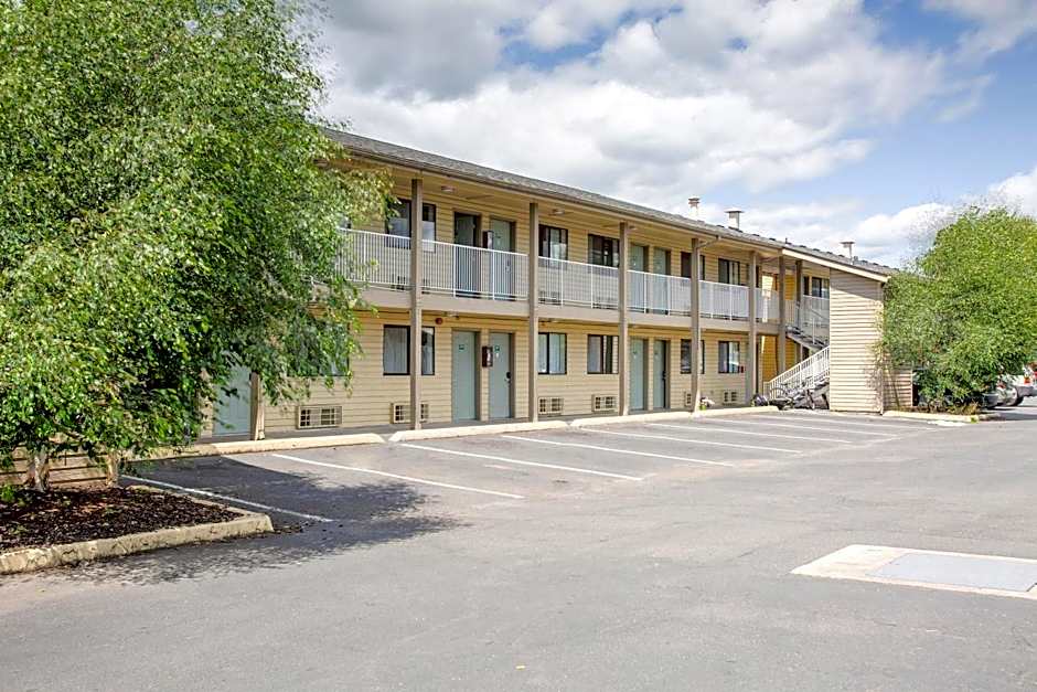 OYO Woodland Hotel and Suites