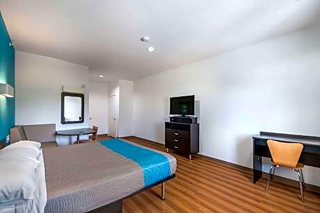 1 KING BED | SUITE, SMOKING, KITCHEN