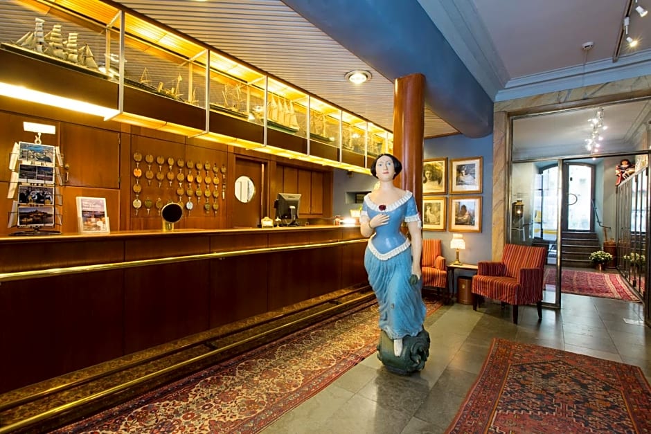 Collector's Lady Hamilton Hotel