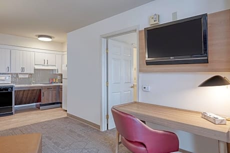 One-Bedroom King Suite with Communications Accessible Tub