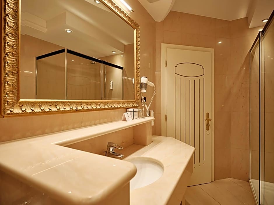 Cityhotel Goldener Adler B&B