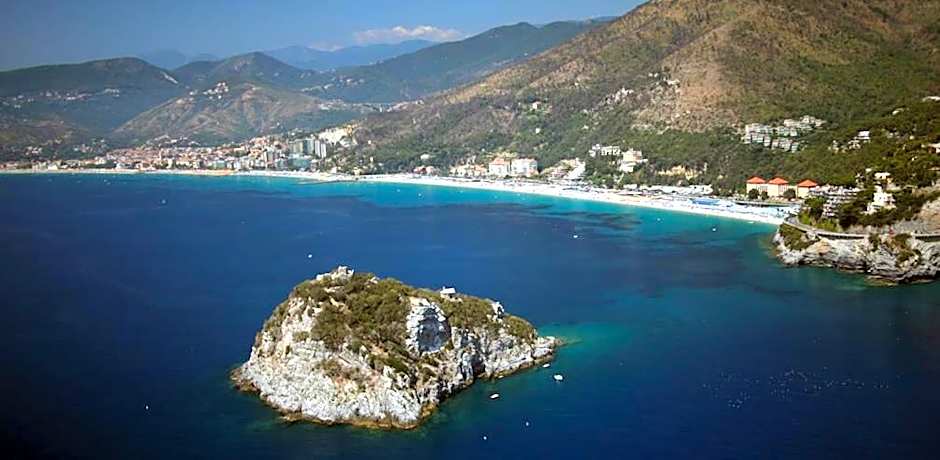 Hotel Riviera 3 Stelle con piscina estiva gratuita e garage a pagamento