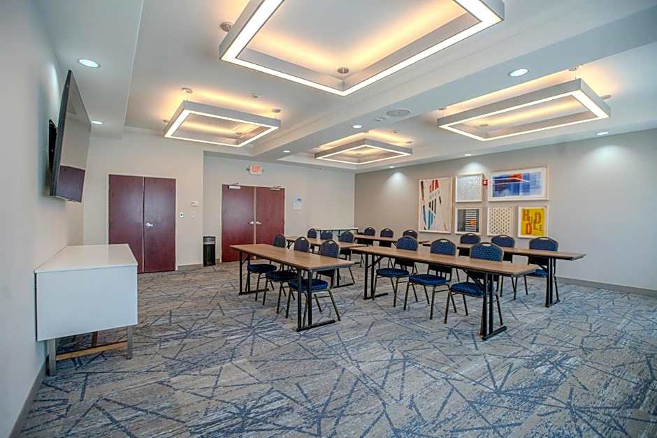 Holiday Inn Express & Suites Cleveland By IHG