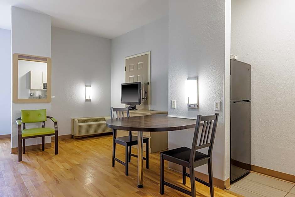 Studio 6 Toronto - Mississauga