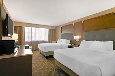 Queen Room with Two Queen Beds and Bath Tub - Disability Access