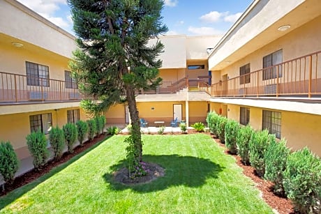 Days Inn & Suites by Wyndham Artesia