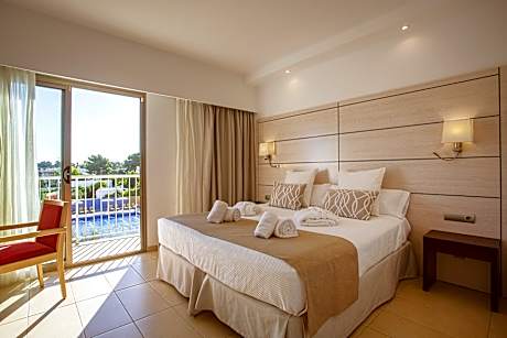DOUBLE OR TWIN DELUXE POOL VIEW 1 ADULT + 1 CHILD