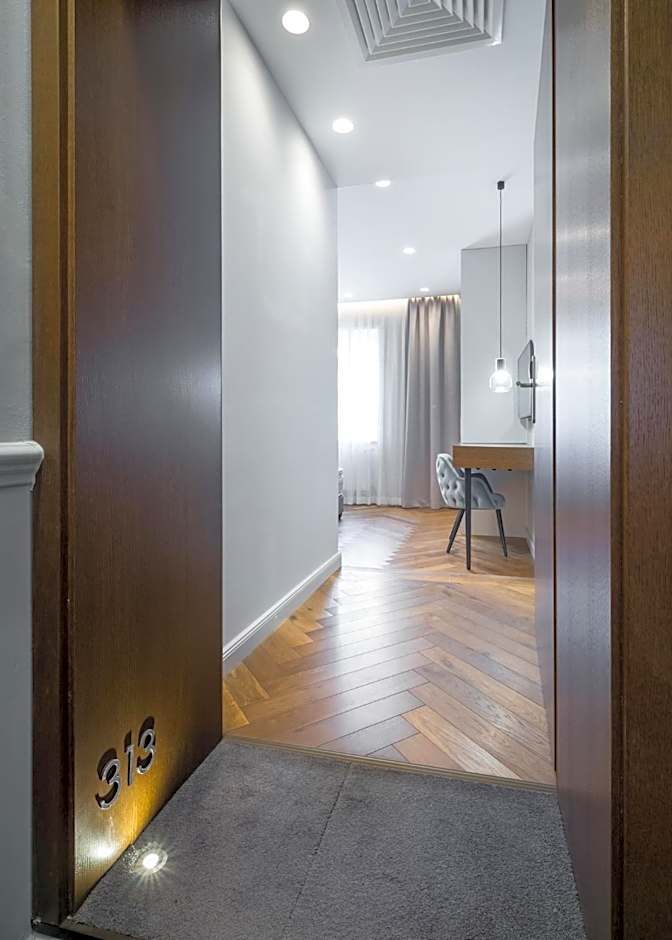 Budapest Eye- Boutique Suites, by BQA