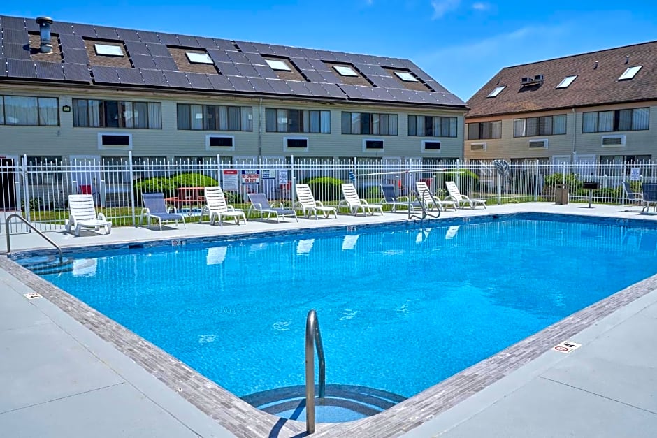Admiralty Inn & Suites - a Red Collection Hotel