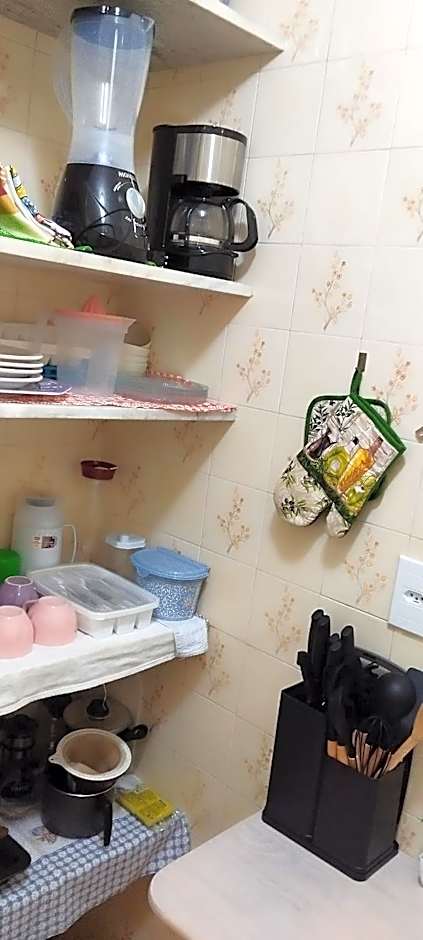 Kitnet Temporada Praia Grande SP - Completa com Wi-fi, garagem rotativa, 1 quadra da praia - no centro comercial Boqueirão