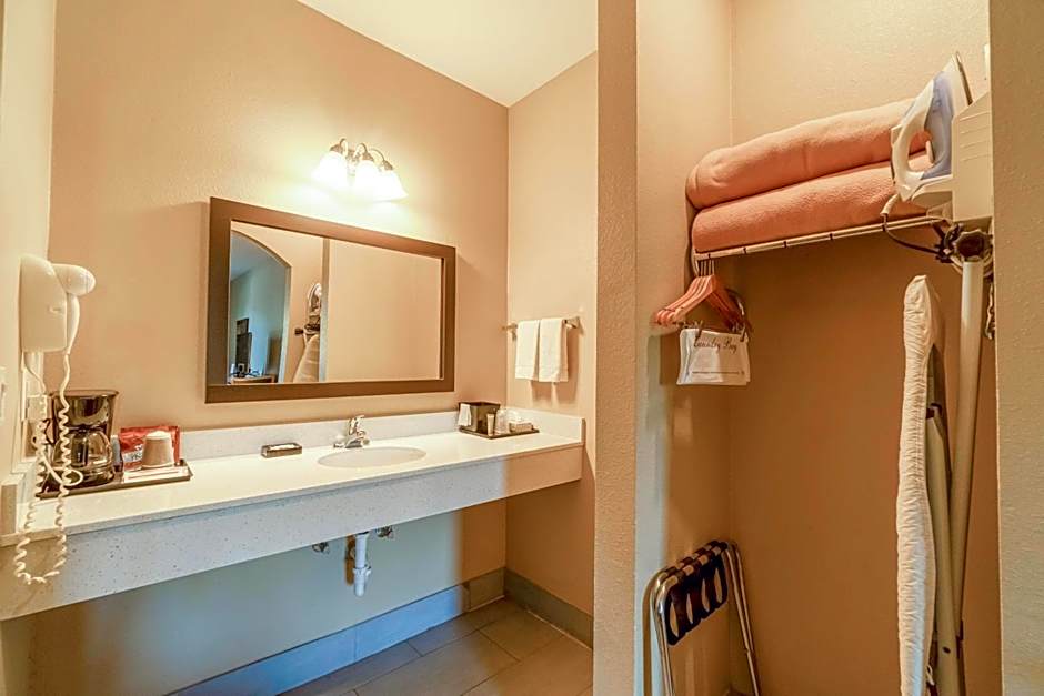 Moulton Inn & Suites By OYO