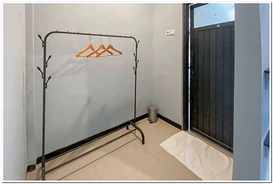 Syariah Near T2 Juanda Airport 2 by Reddoorz – Surabaja, IL