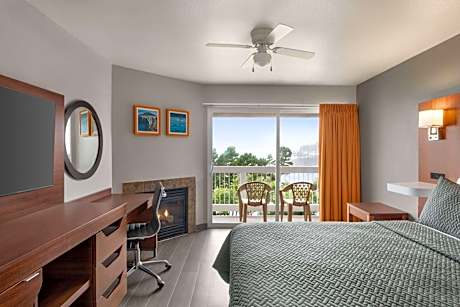 Premium Queen Room with Ocean View and Jetted Tub - No-Pets - Non-Smoking