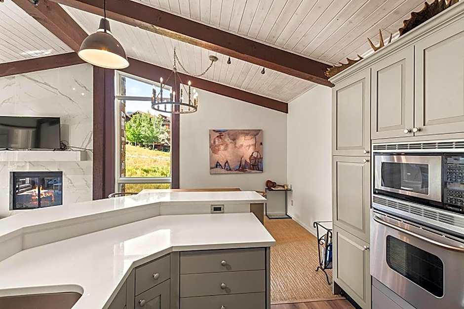 Enclave 309, Snowmass Ski-In/Ski-Out Condo w/Shared Pool/Hot Tub/Private Washer/Dryer/Gym/WiFi