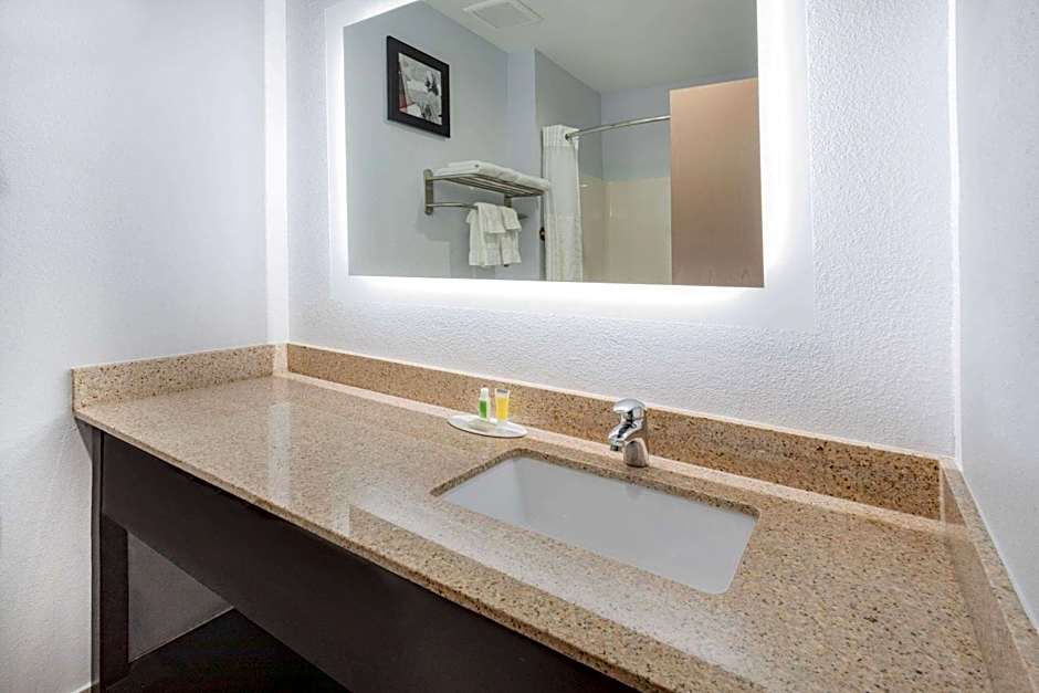 AmericInn by Wyndham Quincy