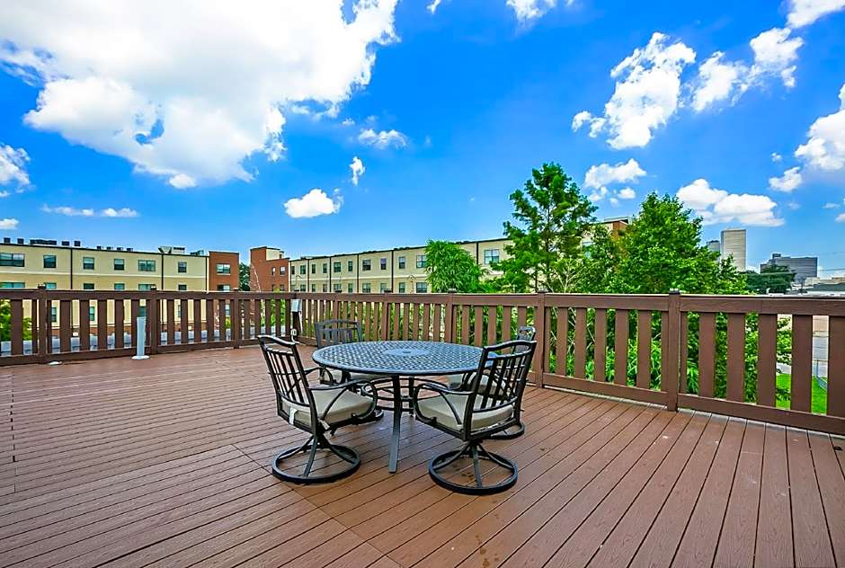 Stylish 4BR condo in Downtown by Hosteeva