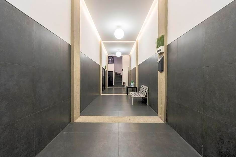 P402 Private balcony Apt 3Bdrm 2bth AC Rooftop