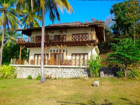 Beachfront Villa with Pool by Lombok's South Gilis