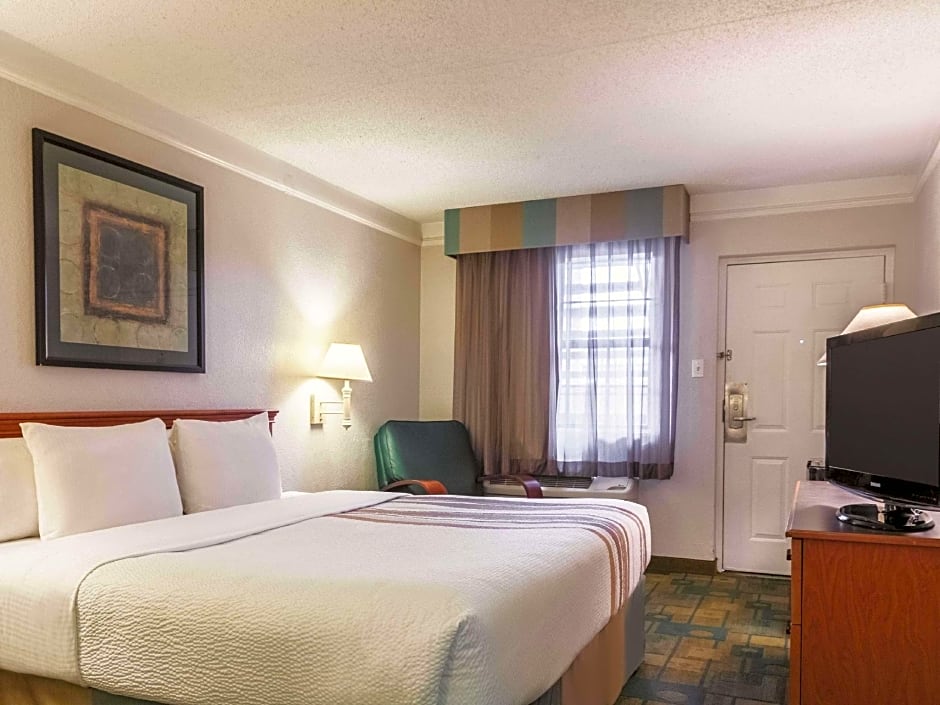 La Quinta Inn & Suites by Wyndham New Orleans West Bank