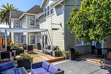 Nantucket Whale Inn, Half Moon Bay