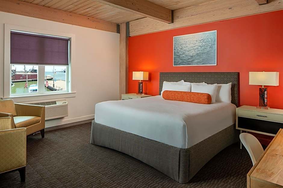 Harbor House Hotel and Marina at Pier 21