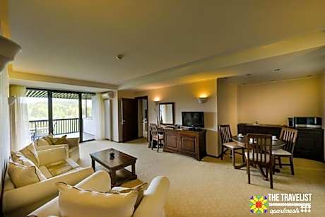 Apartment with Mountain View