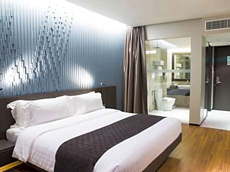 1 King Bed Non-Smoking