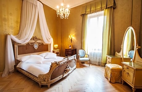 Belle Époque Double Room with Canopy Bed