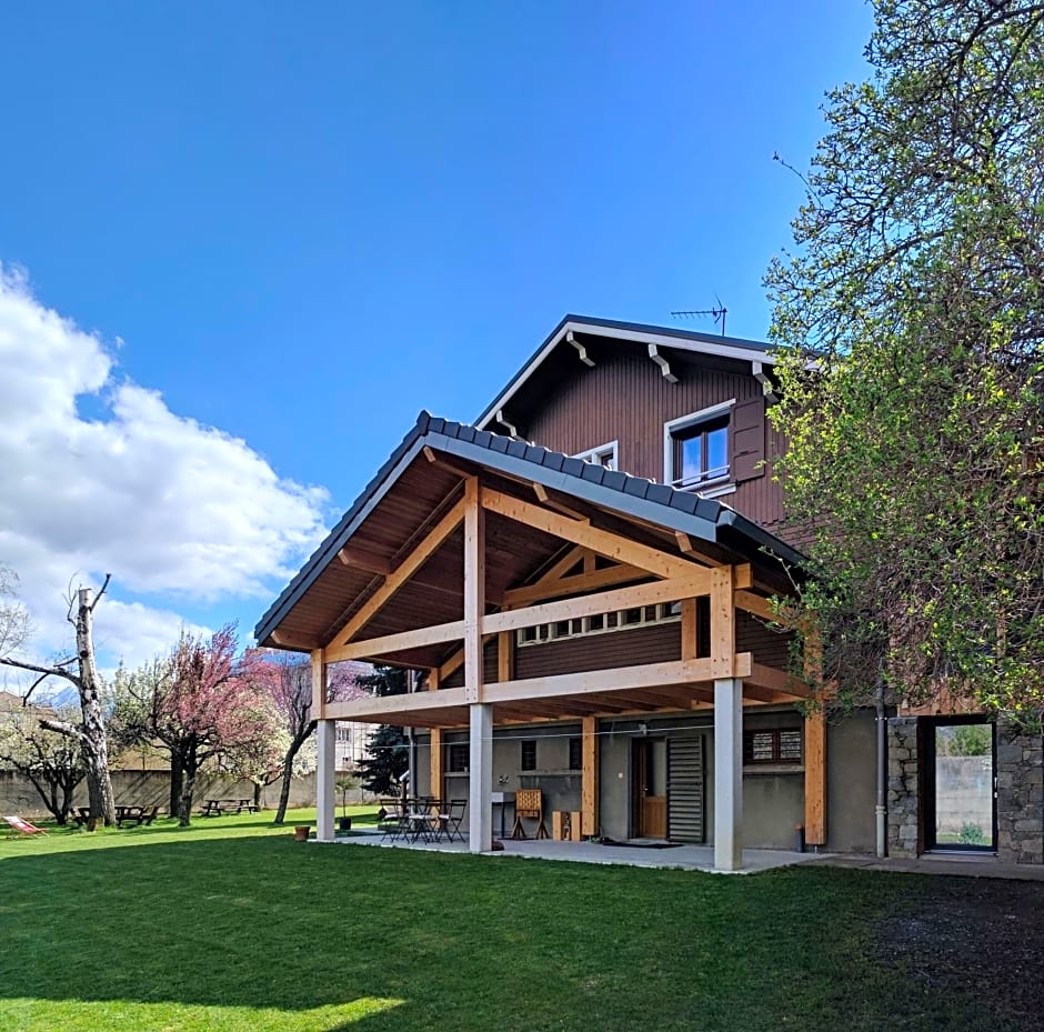 Chalet Les Cols - Chambres avec terrasse & jardin - proche de la nouvelle gare