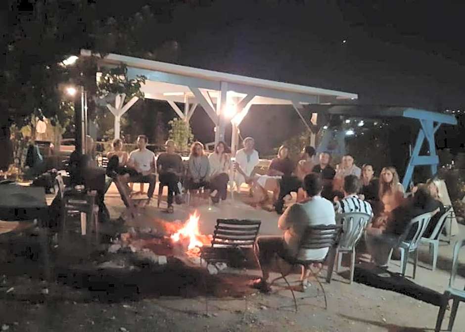 שבט אחים - חאן, קרון רכבת ודירת סטודיו - חווית אירוח כפרית