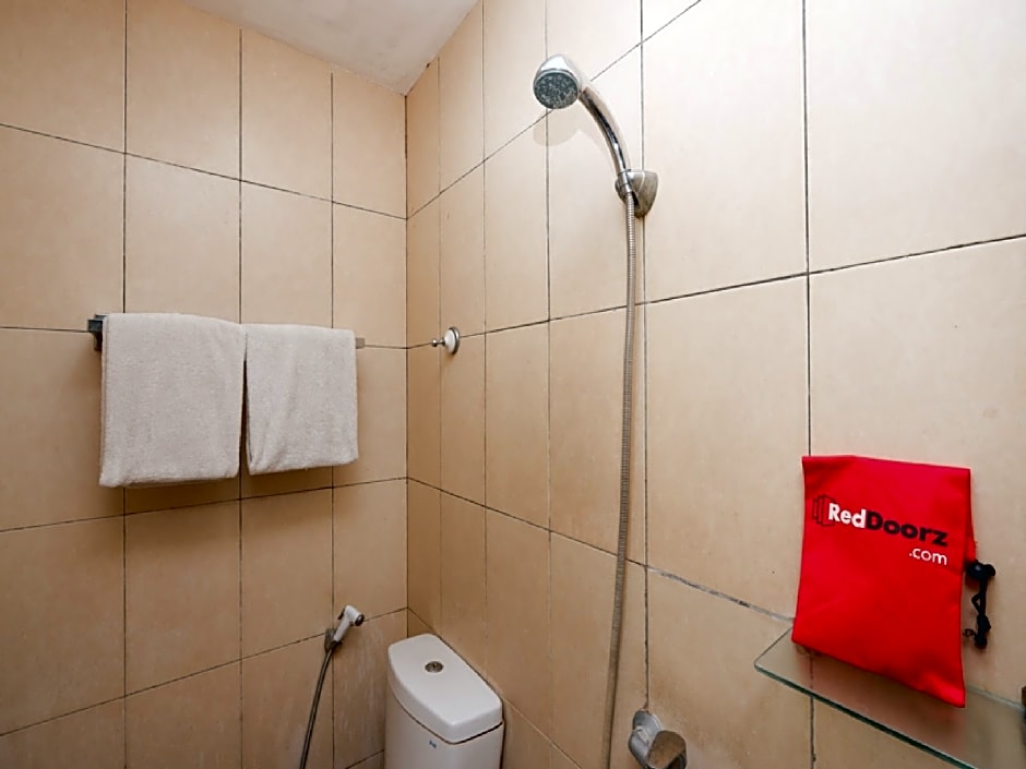 RedDoorz Plus @ Singosari Raya