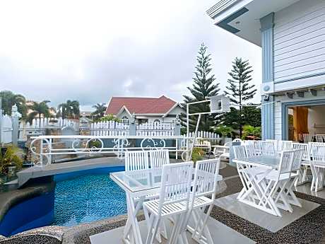 RedDoorz Premium @ THE GRAND PENINSULA SUITES