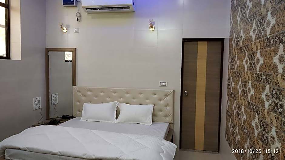 Hotel Bajaj Lake Palace