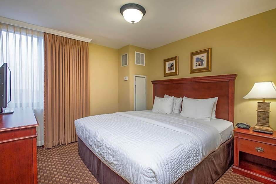 Clarion Collection Arlington Court Suites Hotel