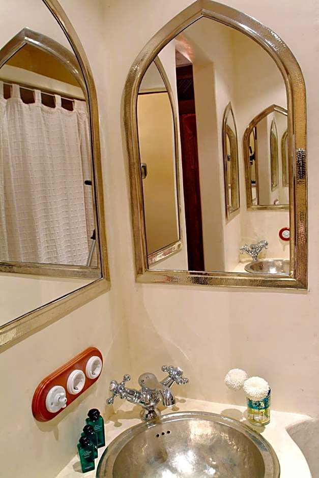 Alcoba Del Rey De Sevilla