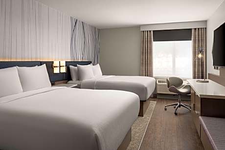 2 Queen Mobility Accessible W/Bathtub