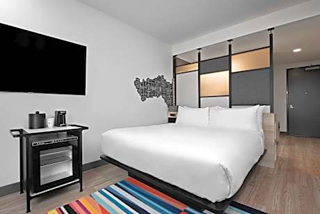 Corner King Guest Room, Guest Room, 1 King, City/Plaza Views View, City View, Corner Room