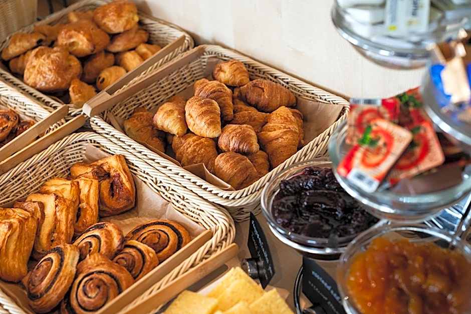 Promenade City Hotel