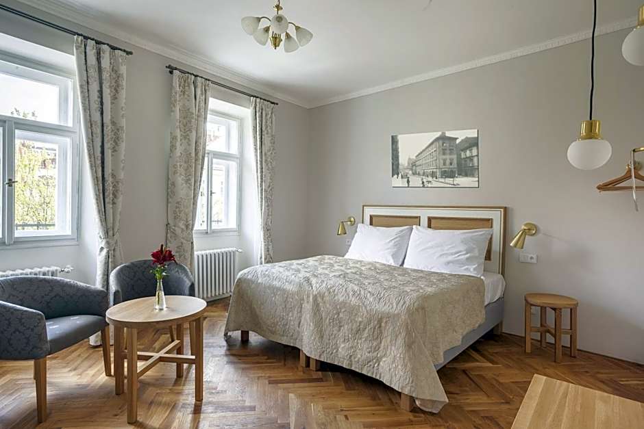 Hotel At the Golden Scissors