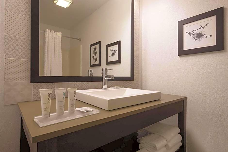 Country Inn & Suites by Radisson, Germantown, WI