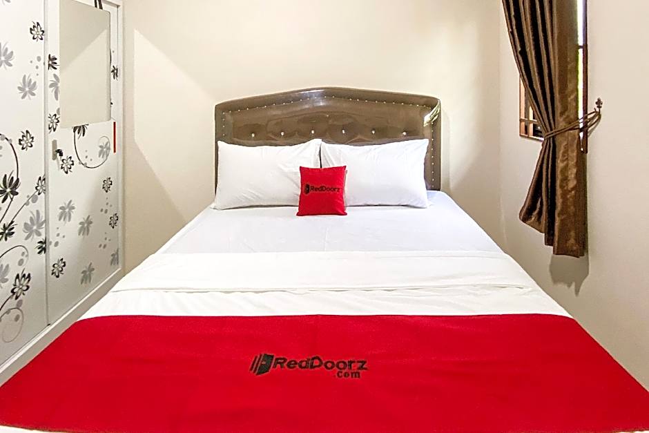 RedDoorz near Batu Ampar Harbour