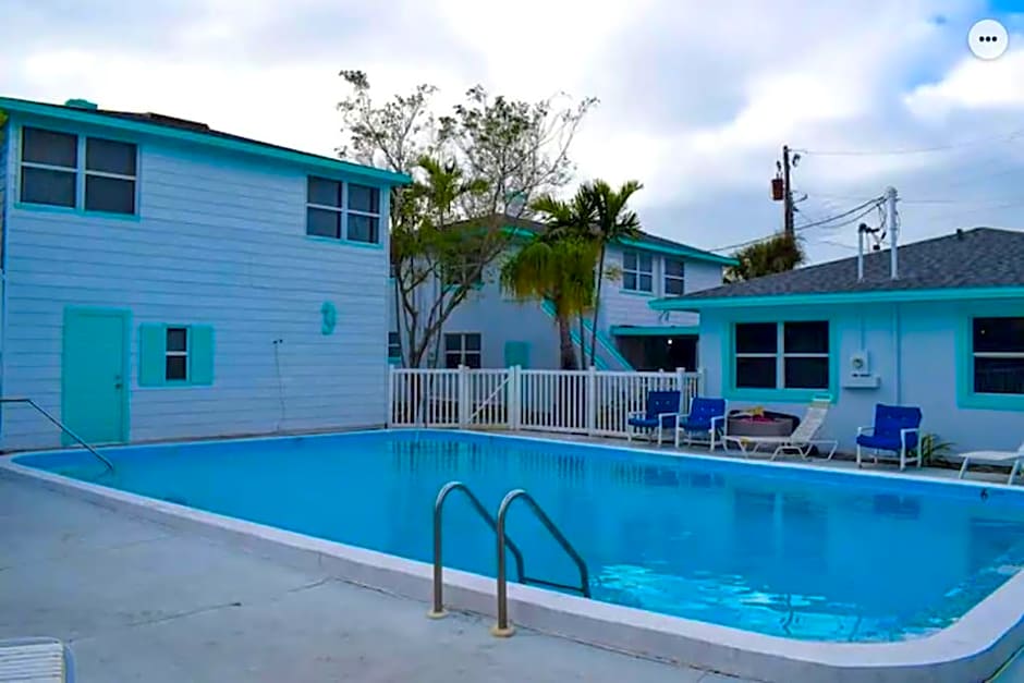 Private Two-Bedroom 5 -Directly across from Beach
